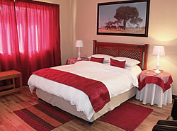 La Palma Guest House has a luxury room with kitchen for catering in Alberton