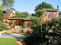 Bird Haven Lodge is situated in the well established, leafy suburb of Weltevredenpark.